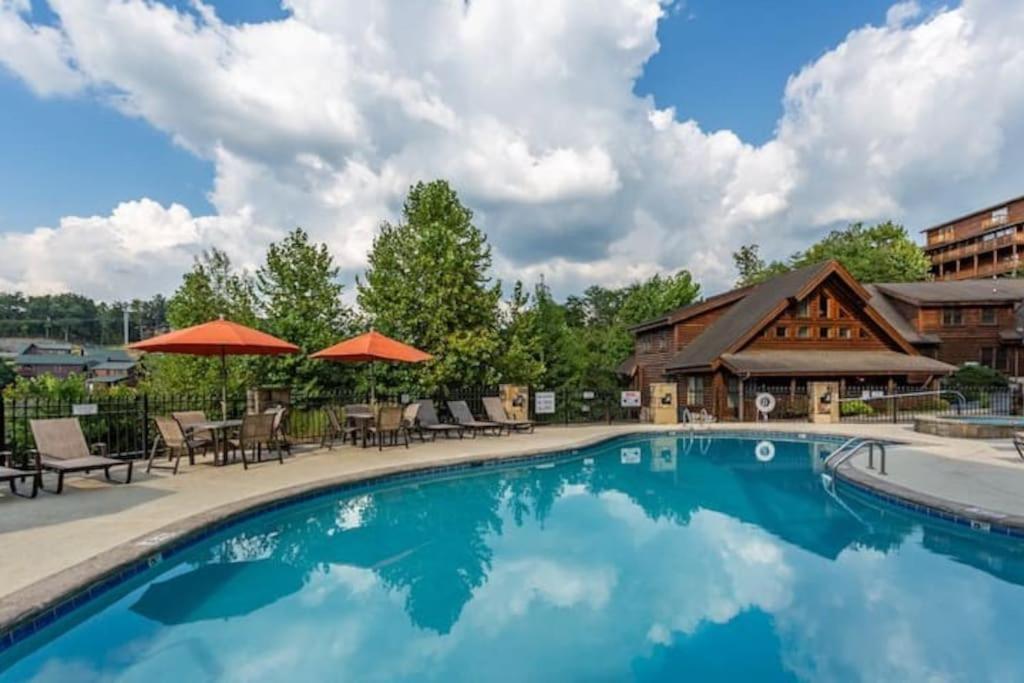 2 Miles From Dollywood Family Resort With Seasonal Outdoor Swimming Pool, Year Around Heated Indoor Swimming Pool, Townhome Style Cabin, Private Hot Tub, Arcade, Tv, Wifi, Kitchen With Refrigerator, Washer And Dryer Pigeon Forge Exterior foto