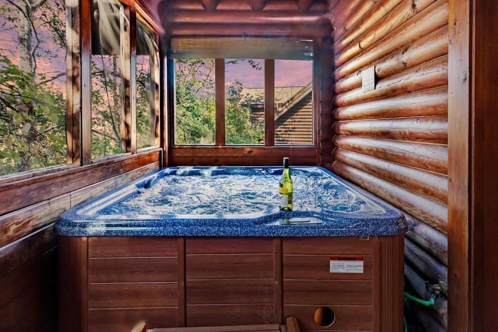 2 Miles From Dollywood Family Resort With Seasonal Outdoor Swimming Pool, Year Around Heated Indoor Swimming Pool, Townhome Style Cabin, Private Hot Tub, Arcade, Tv, Wifi, Kitchen With Refrigerator, Washer And Dryer Pigeon Forge Exterior foto