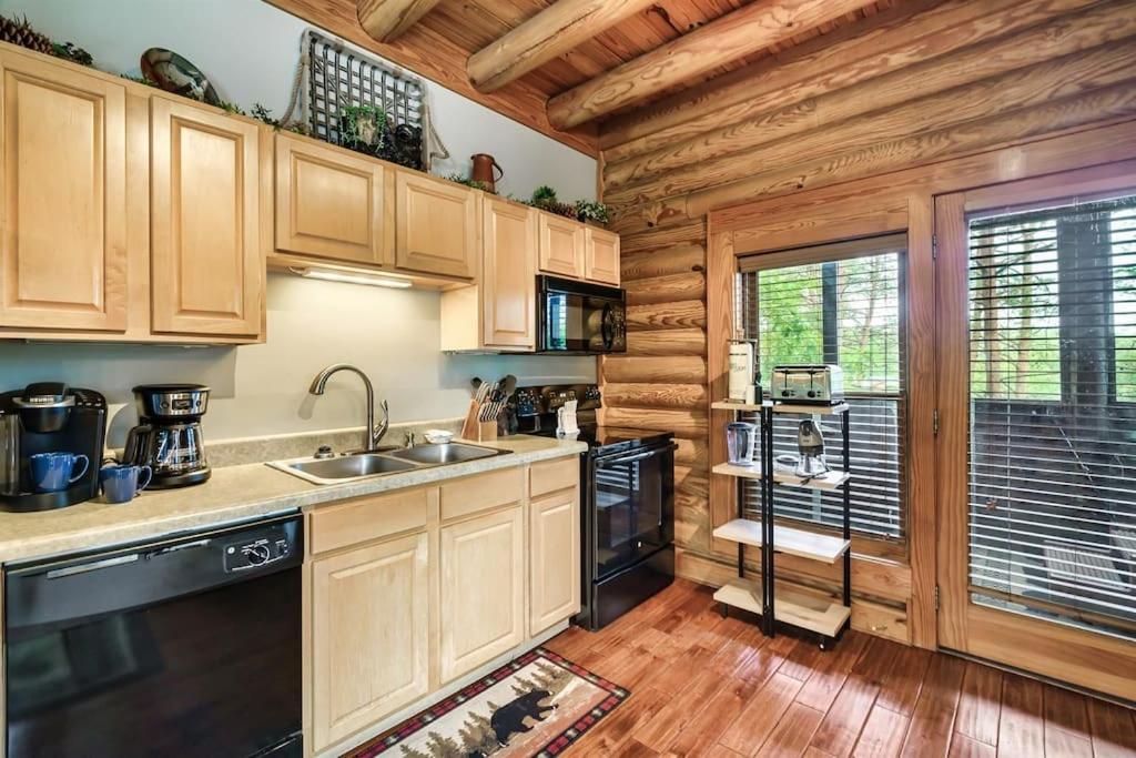 2 Miles From Dollywood Family Resort With Seasonal Outdoor Swimming Pool, Year Around Heated Indoor Swimming Pool, Townhome Style Cabin, Private Hot Tub, Arcade, Tv, Wifi, Kitchen With Refrigerator, Washer And Dryer Pigeon Forge Exterior foto